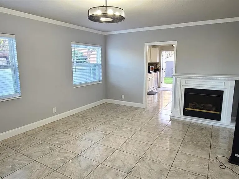 2306 W Saint Joseph St — Photo 3