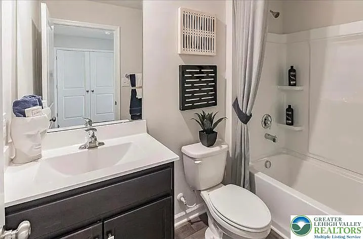 2160 S Poplar St — Photo 15