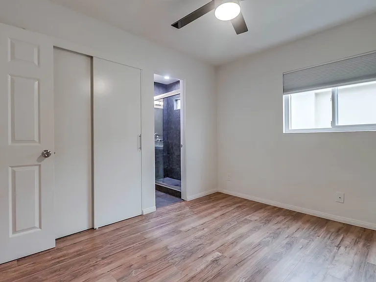 1024 Turquoise St #L — Photo 17