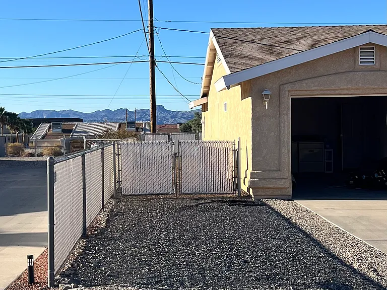 Outdoor side gate with space for vehicles or boat