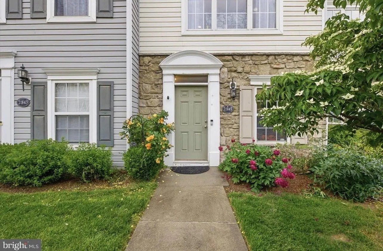 2 bed, 1328 sqft, $2,850 — Photo 2