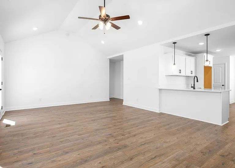 1208 Elizabeth Ln — Photo 4