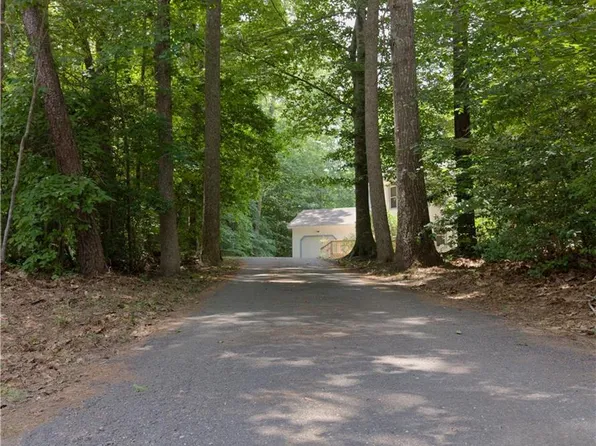 8153 Meandering Ln, James Store, VA 23128