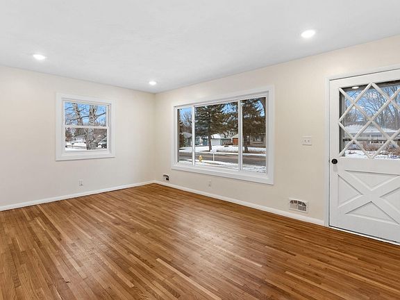 4th image of 2579 Charlotte St