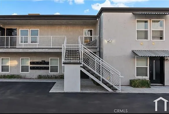 2 bed, 750 sqft, $2,500 — Photo 2