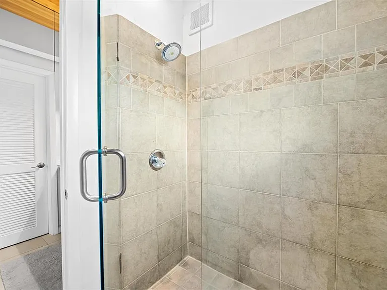 219 NE 17th Ave — Photo 11