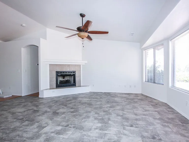 4266 N Saratoga Dr — Photo 4