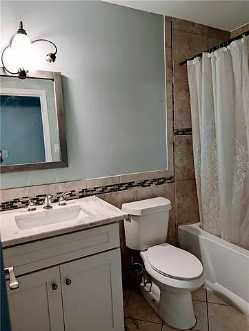 2325 Yorktowne Dr — Photo 7
