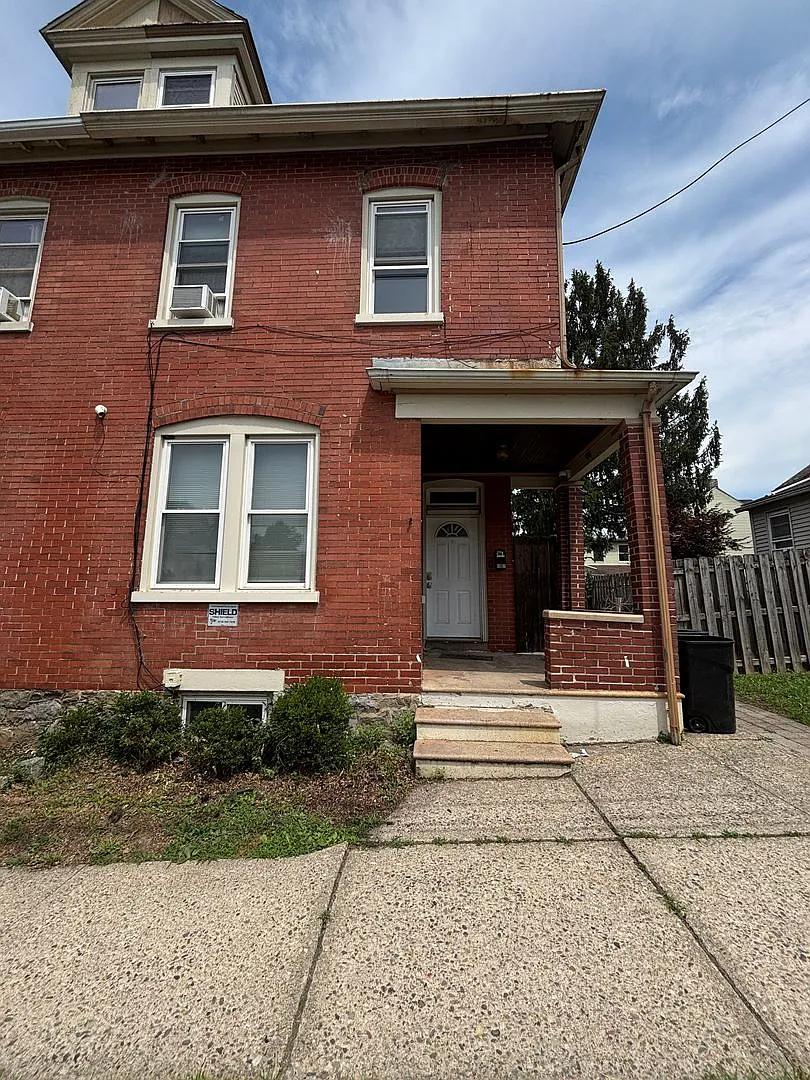 4 Bedroom 2 bath ready Immediately — Photo 1