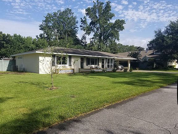 2nd image of 413 Oakwood Dr