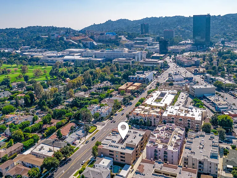 On the edge of Toluca Lake. Great for evening walks or jogs through the neighborhood. Plus, outstanding restaurants & bars just a stroll away.