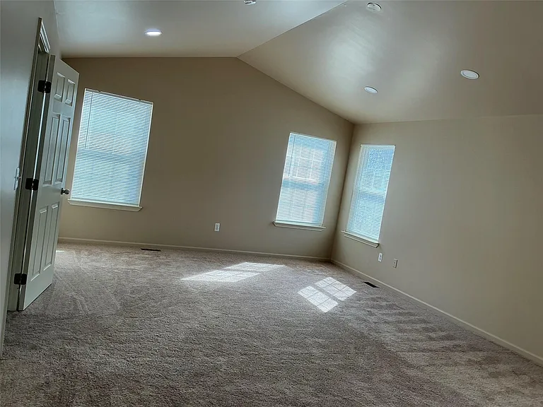 48161 Nottinghill Ln — Photo 35