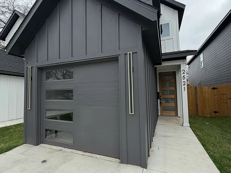 2521 Bethurum Ave — Photo 2