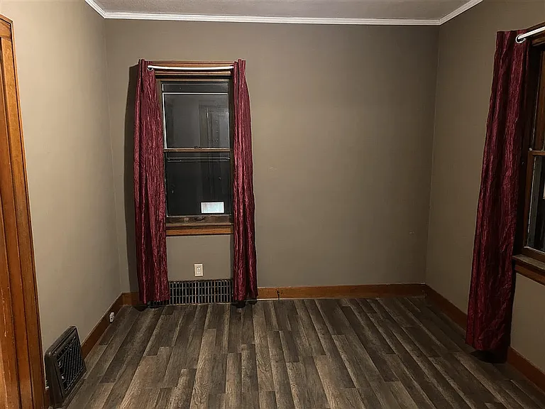 207 N Pine St — Photo 9
