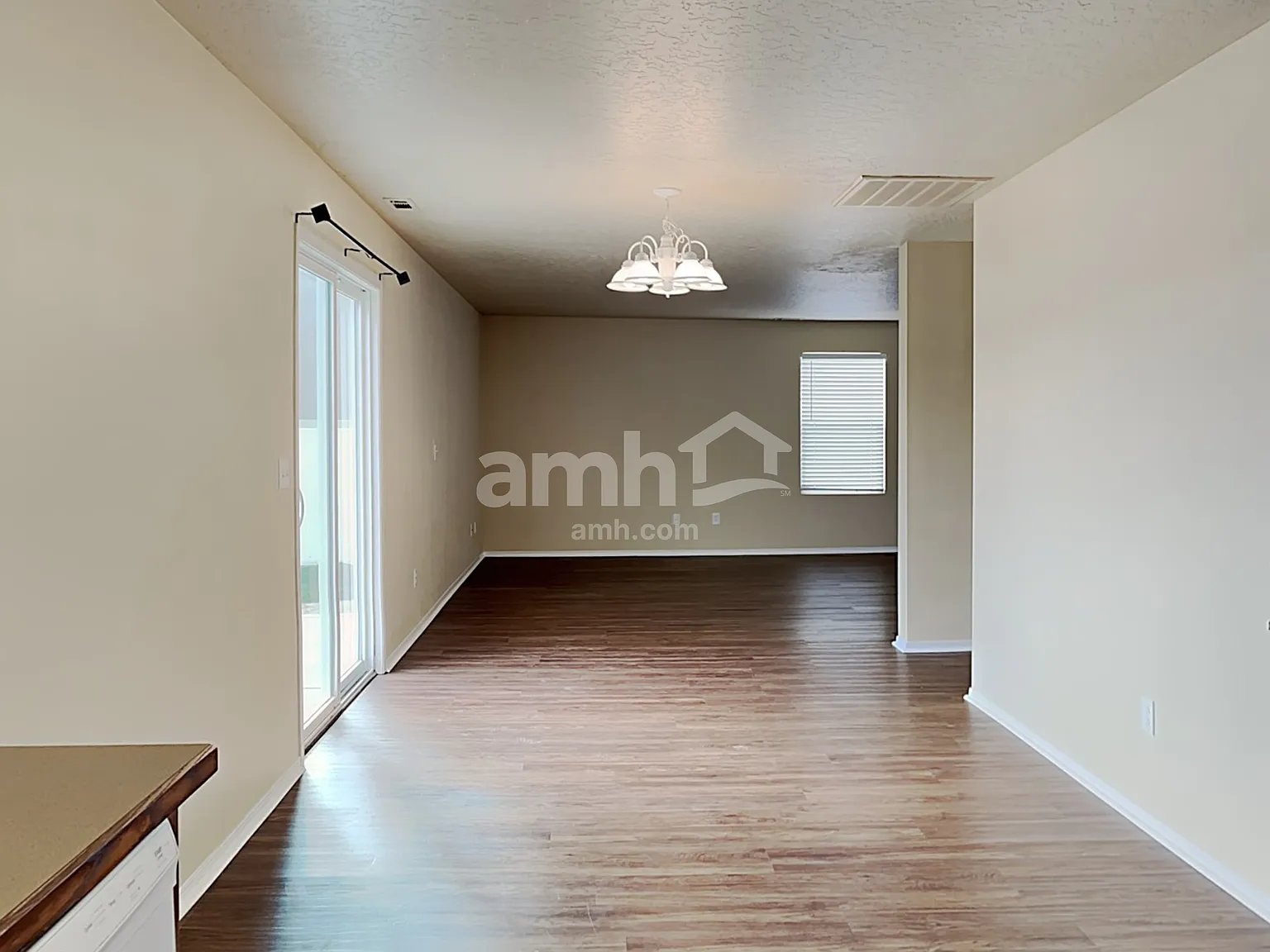 4 bed, 2.5 bath, 2308 sqft, $2,820 — Photo 4