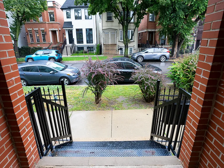 2416 N Greenview Ave #G — Photo 2