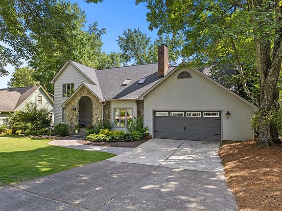 3rd image of 5 Bernwood Dr