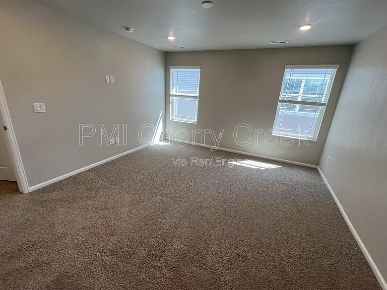 741 N Tempe St — Photo 16