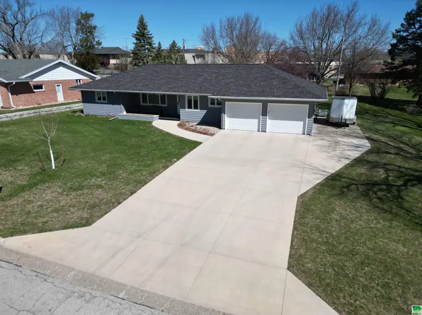 1519 Shoreway Rd, Storm Lake, IA 50588