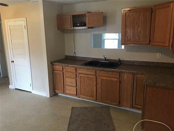 5th image of 2412 E Walker Ave