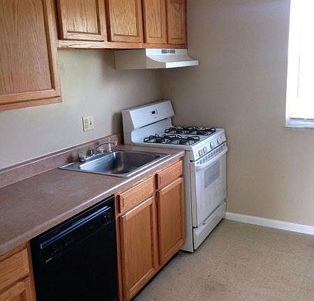 3rd image of 274 Broadmeadows Blvd APT B