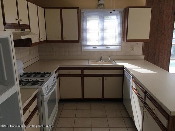 4th image of 9 Kinkora Ct E