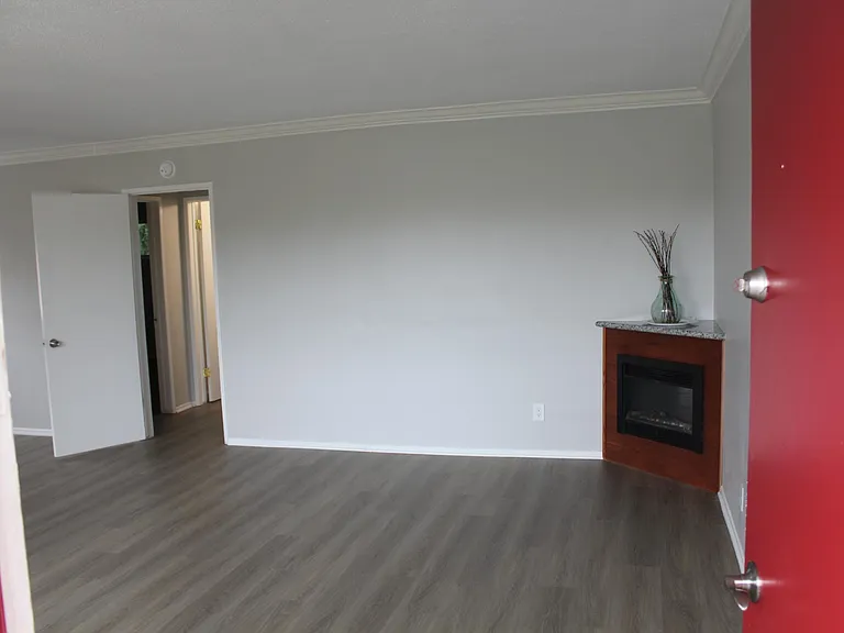 3721 E 8th St #4 — Photo 9