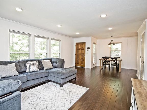 5th image of 79 Westbury Dr