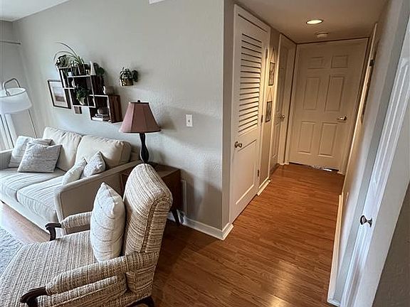 3rd image of 1225 W Prospect Rd APT P1