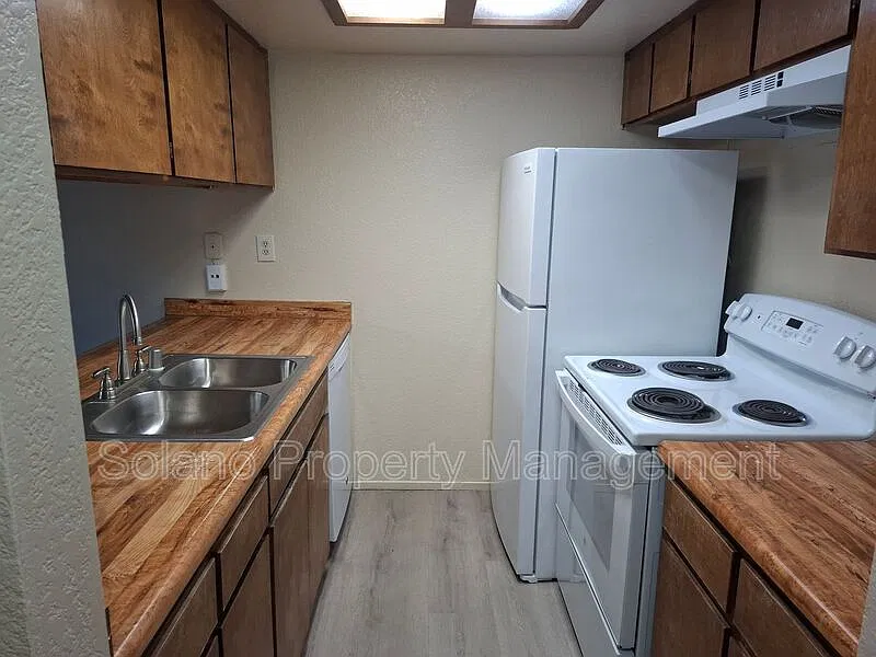 2 bed, 1.5 bath, 800 sqft, $1,850 — Photo 2