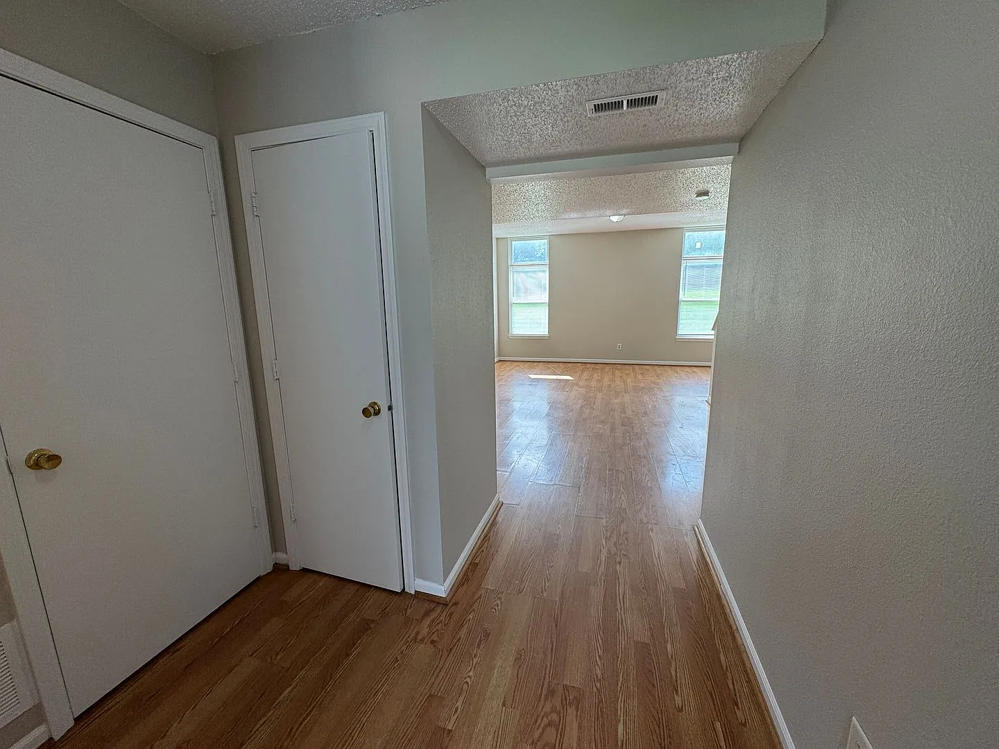 Lawrence-Fort Ben-Oaklandon 3 Bedroom and 2.5 Bathroom — Photo 2