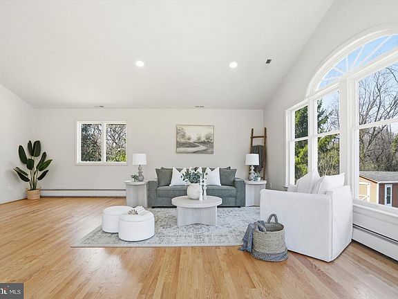 5th image of 704 Chapel Ridge Rd