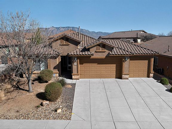 2nd image of 425 Paseo Vista Loop NE