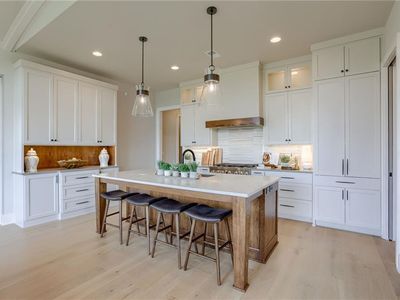 13702 Pembroke Ln, Leawood, KS, 66224