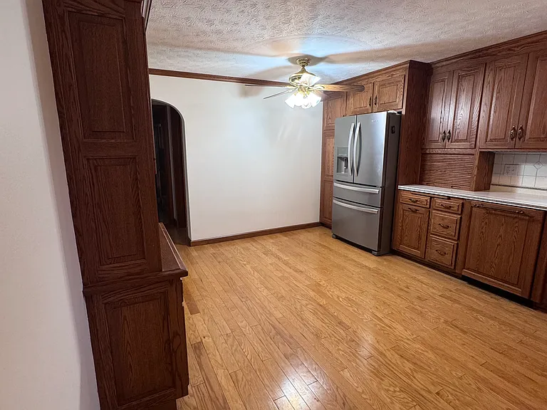 215 W 11th St — Photo 14