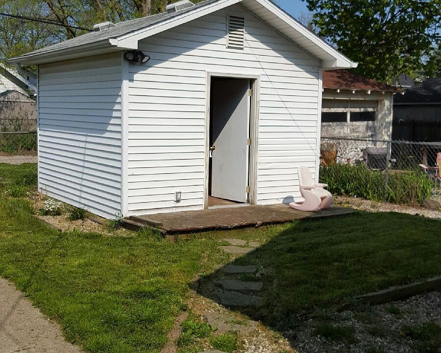 2nd image of 906 Forsythe St