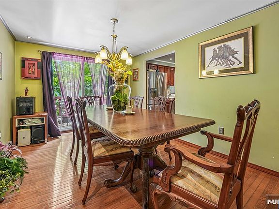 5th image of 121 Wood St