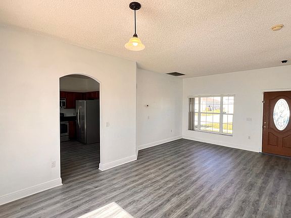 3rd image of 348 Aylesbury Ct