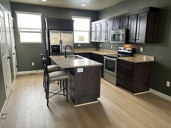 Beautiful two bedroom 2 1/2 bath townhouse. stainless steel appliances with icemaker in refrigerator door.