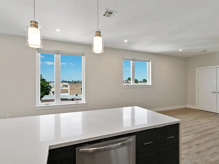 E Plaza & Residences — Photo 31