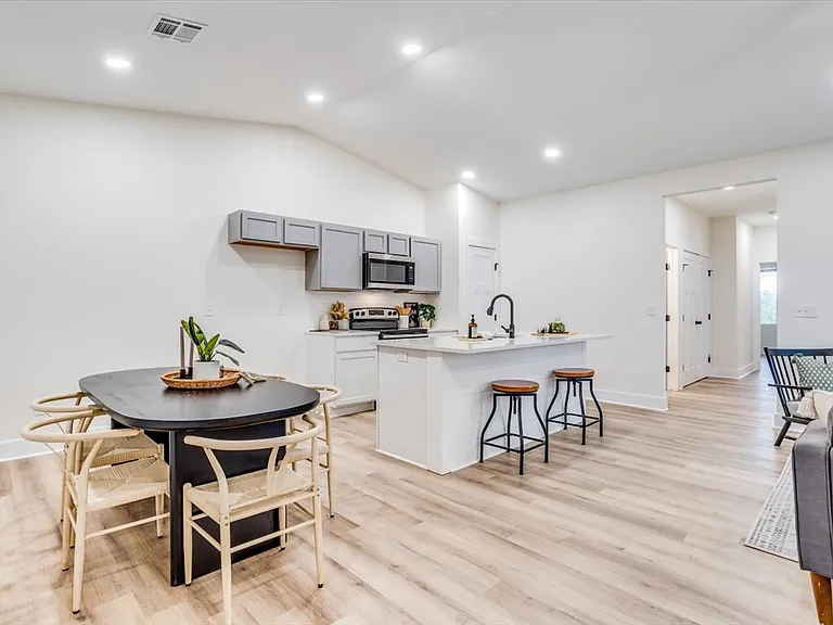 5644 E Bristol St — Photo 8