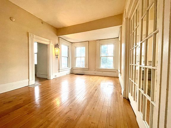 5th image of 447 W Vine St APT 1W