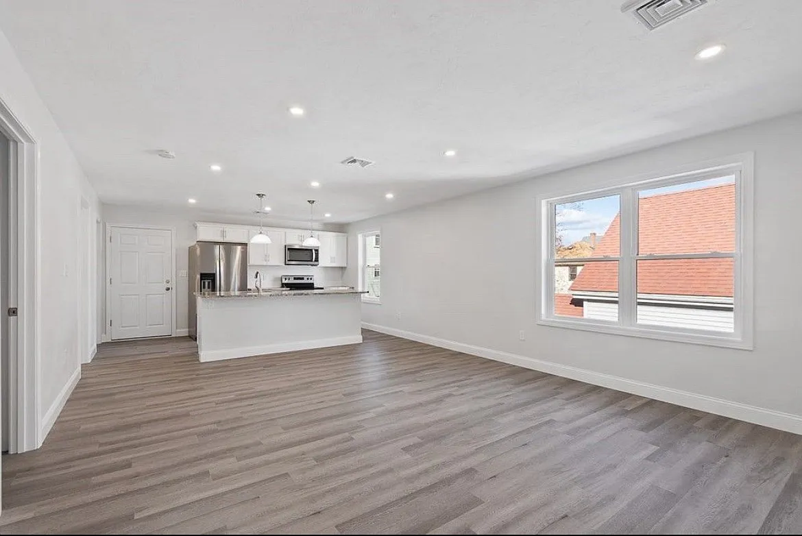 24 Bruce Pl — Photo 1