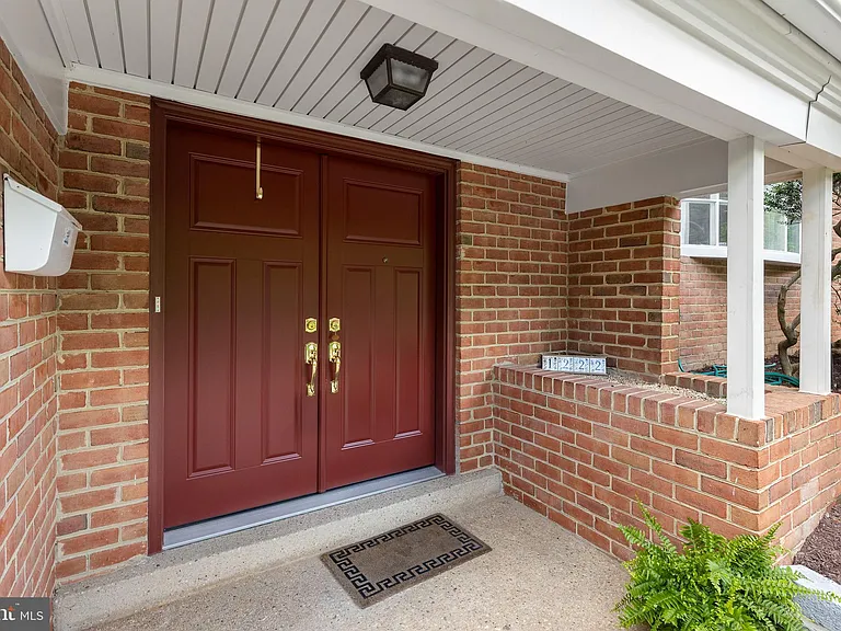 1222 Noyes Dr — Photo 4
