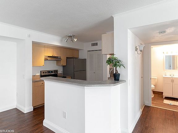 3rd image of 1211 Villa Cir
