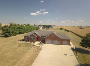 1025 N Pine St, El Paso, IL 61738