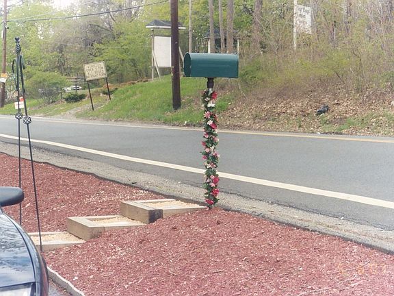 Mulch island w/built in steps to mail box