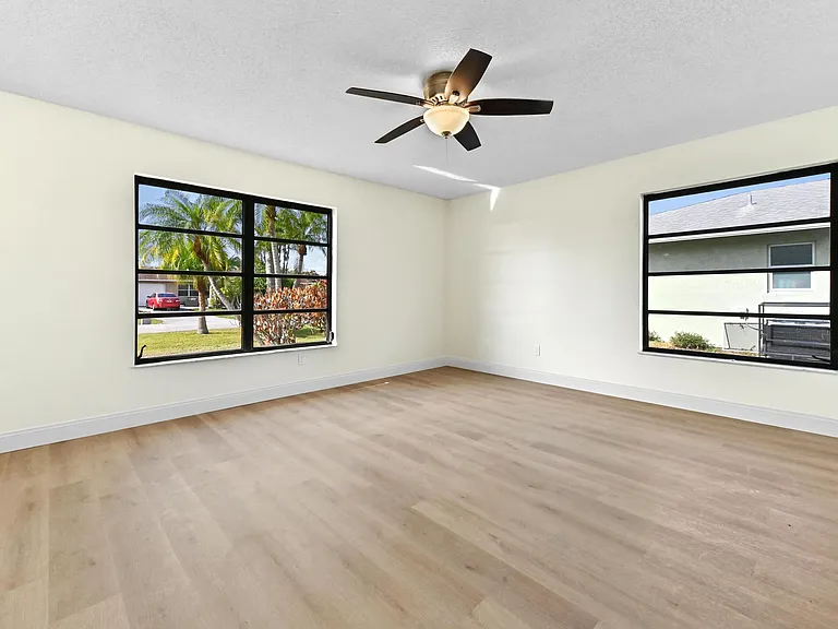 571 SE Anchor Ln — Photo 10
