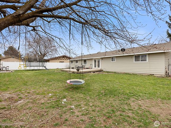 3rd image of 915 E Elsinore Street