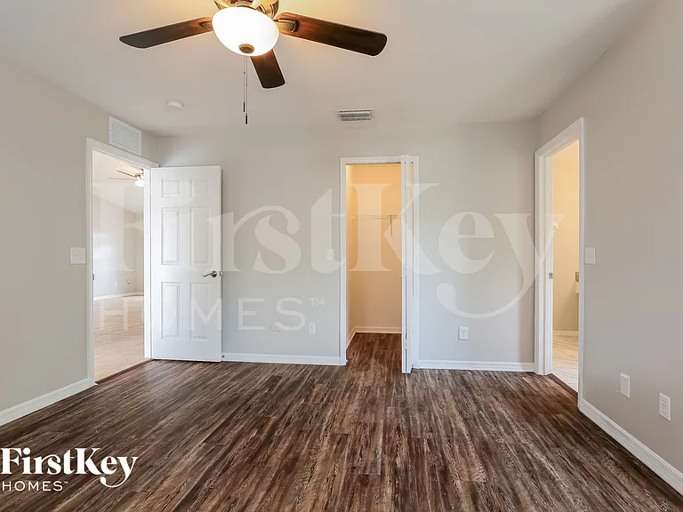 215 Mossrosse St — Photo 9